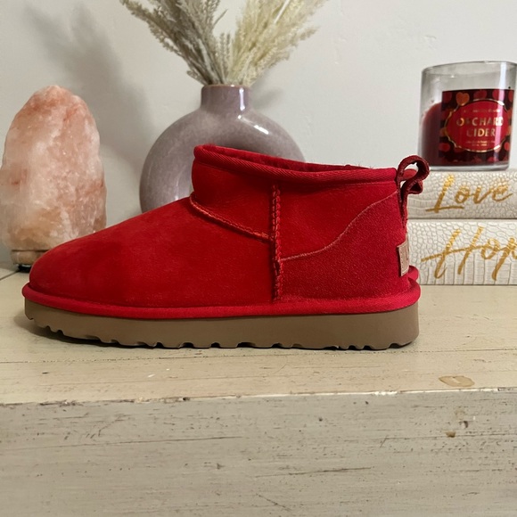 Uggs. Brand new, never been worn - Picture 3 of 6